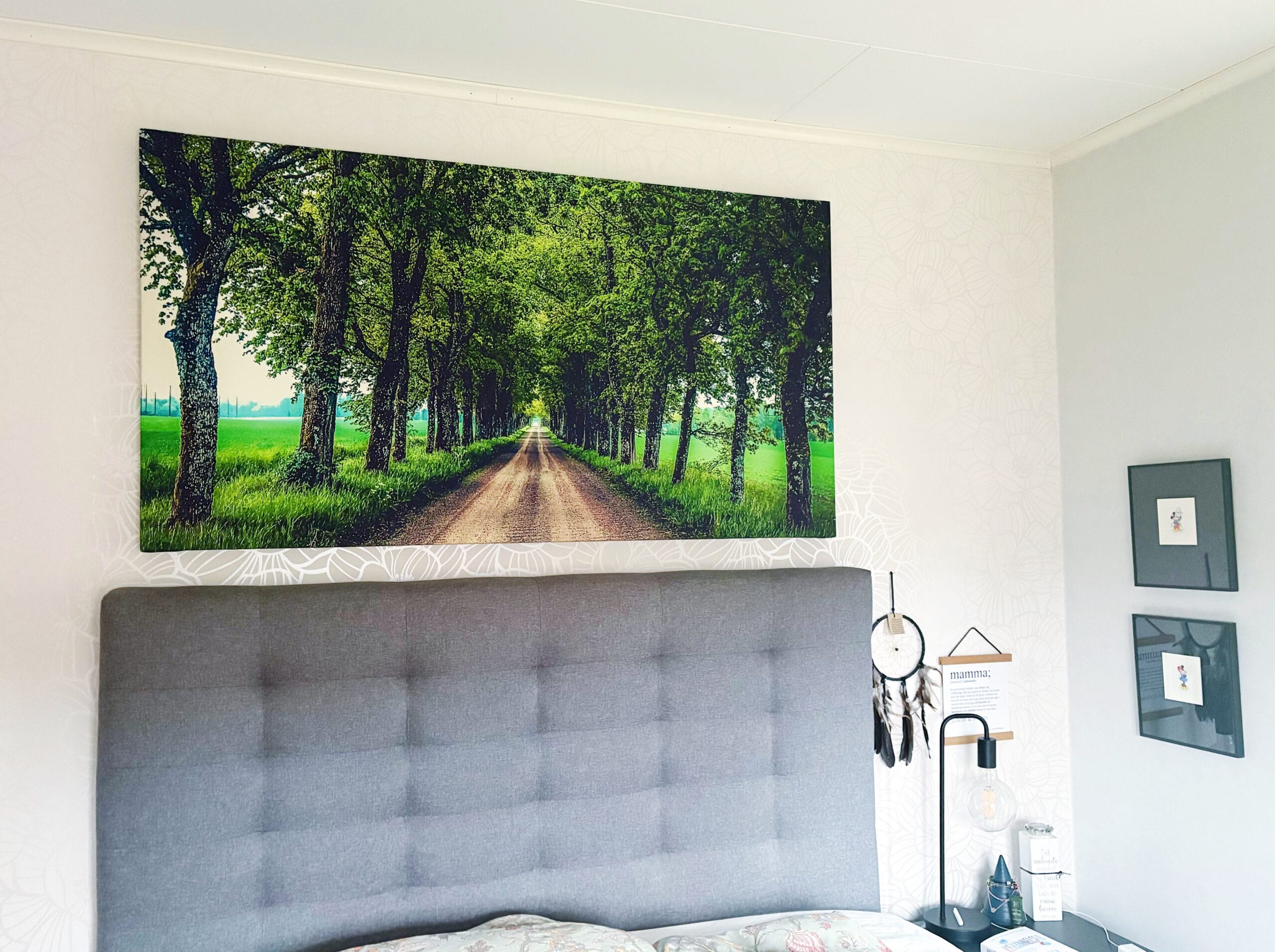 Utskriven på Canvas papper i storlek 80x150 mått, monterad på 4cm kilram.